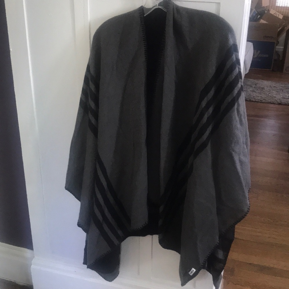Reversible Gray/Light Gray Shawl